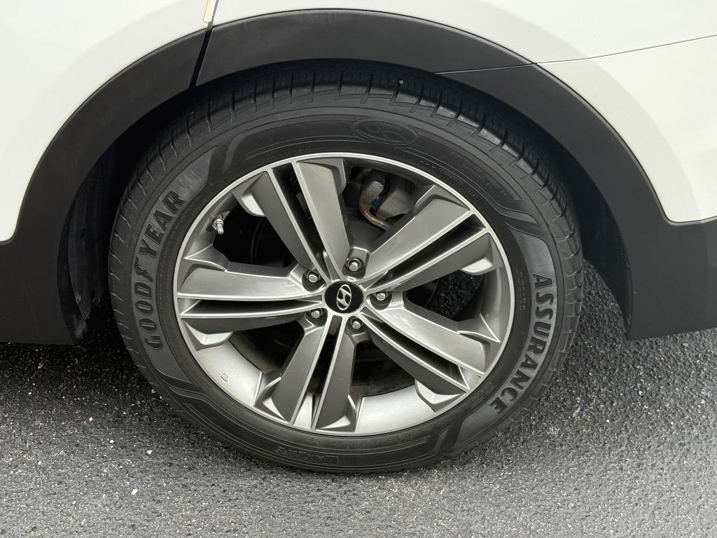 2014 Hyundai Santa Fe - $11,990