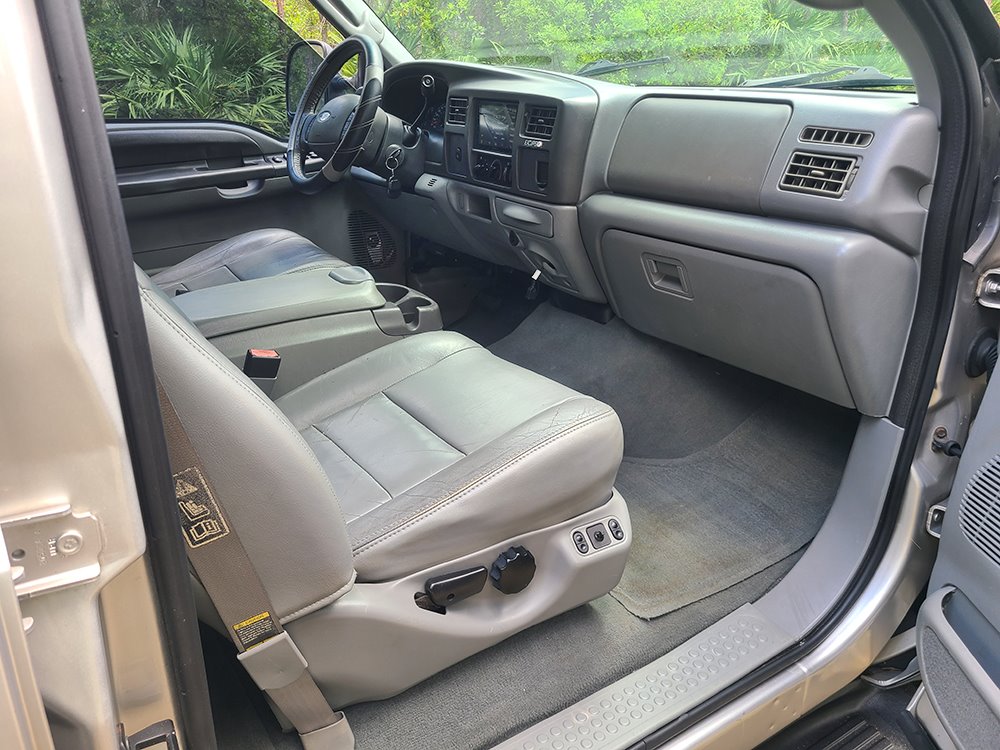 2004 Ford Excursion XLS photo