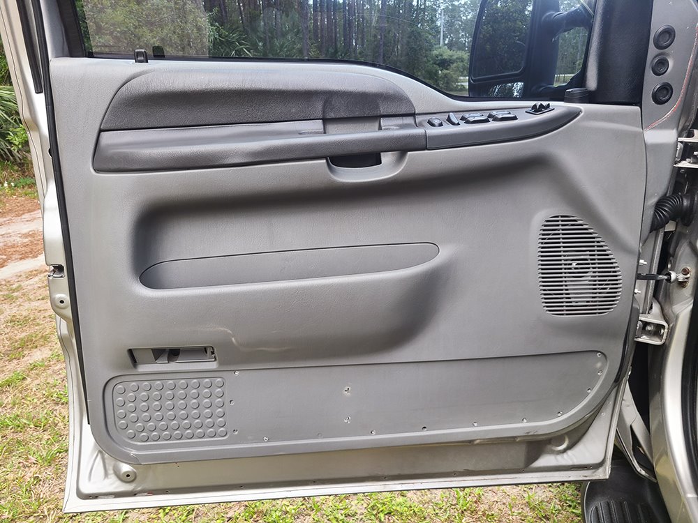 2004 Ford Excursion XLS photo