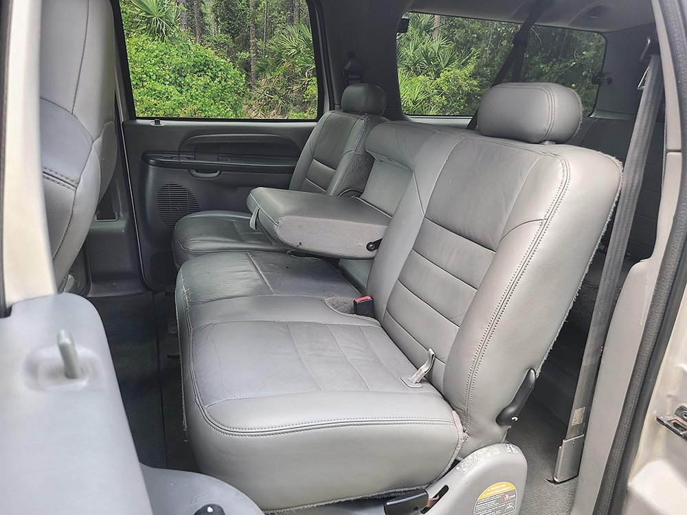 2004 Ford Excursion XLS photo