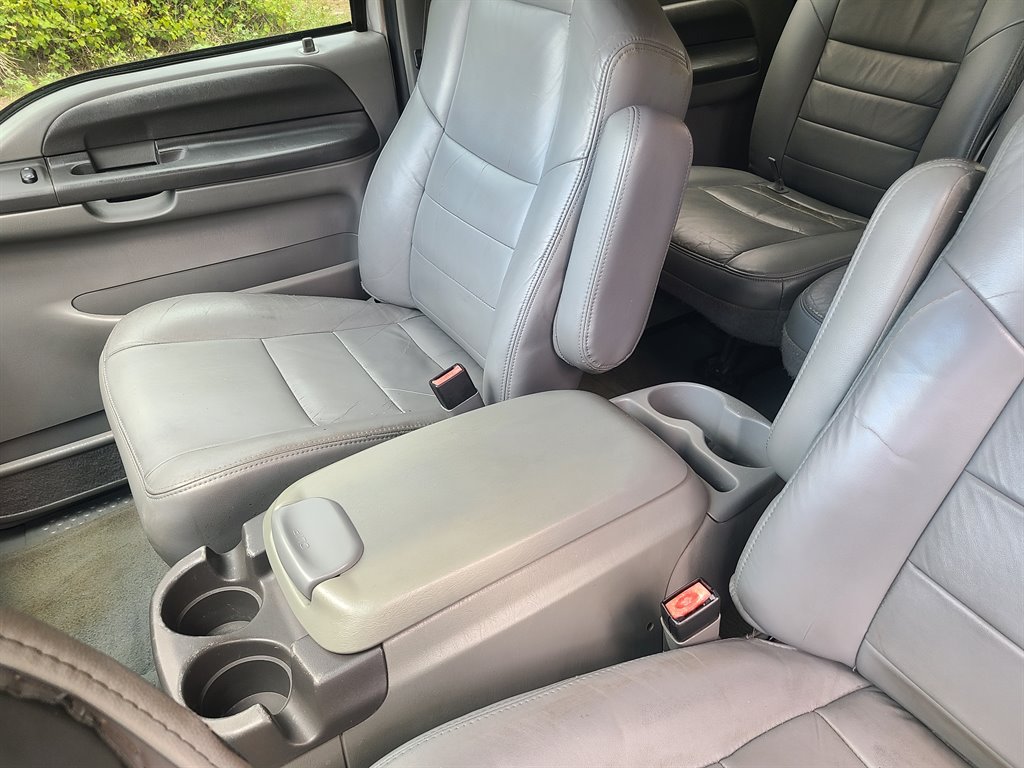 2004 Ford Excursion XLS photo