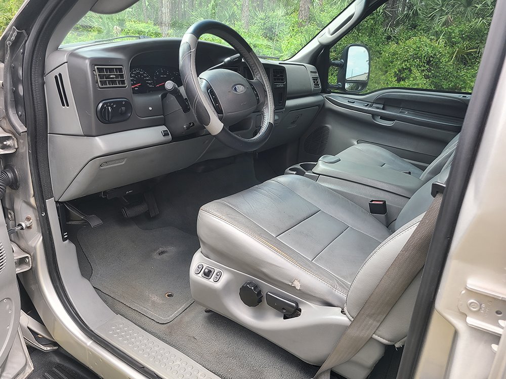 2004 Ford Excursion XLS photo