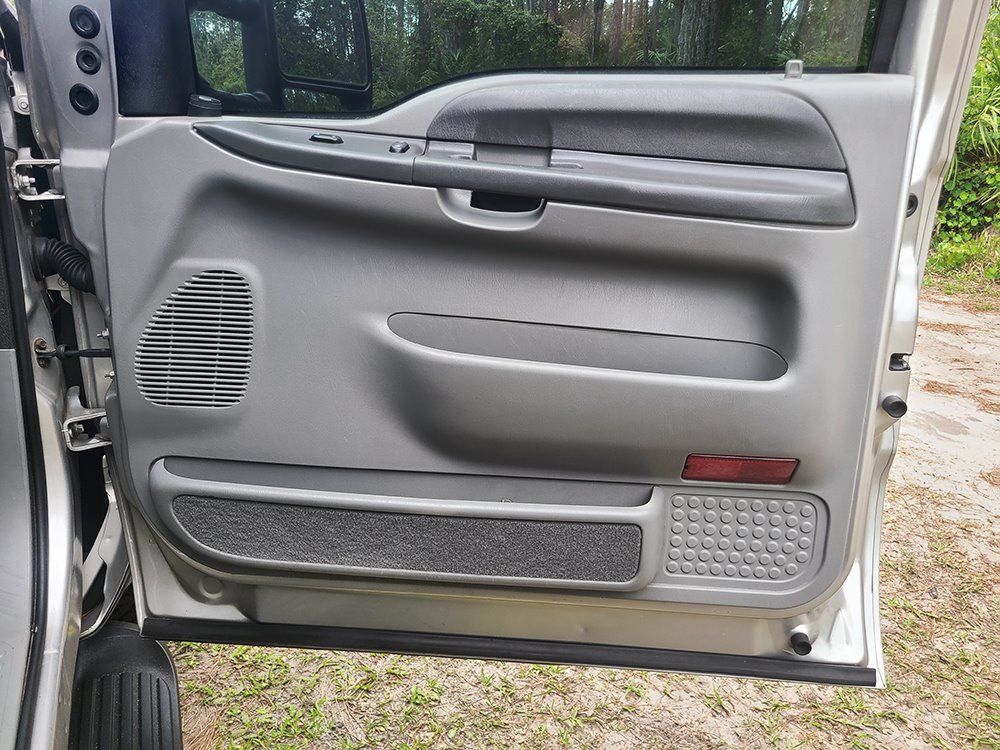 2004 Ford Excursion XLS photo