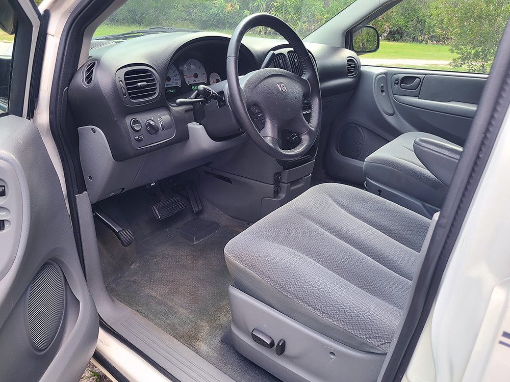 2005 Dodge Grand Caravan SXT photo