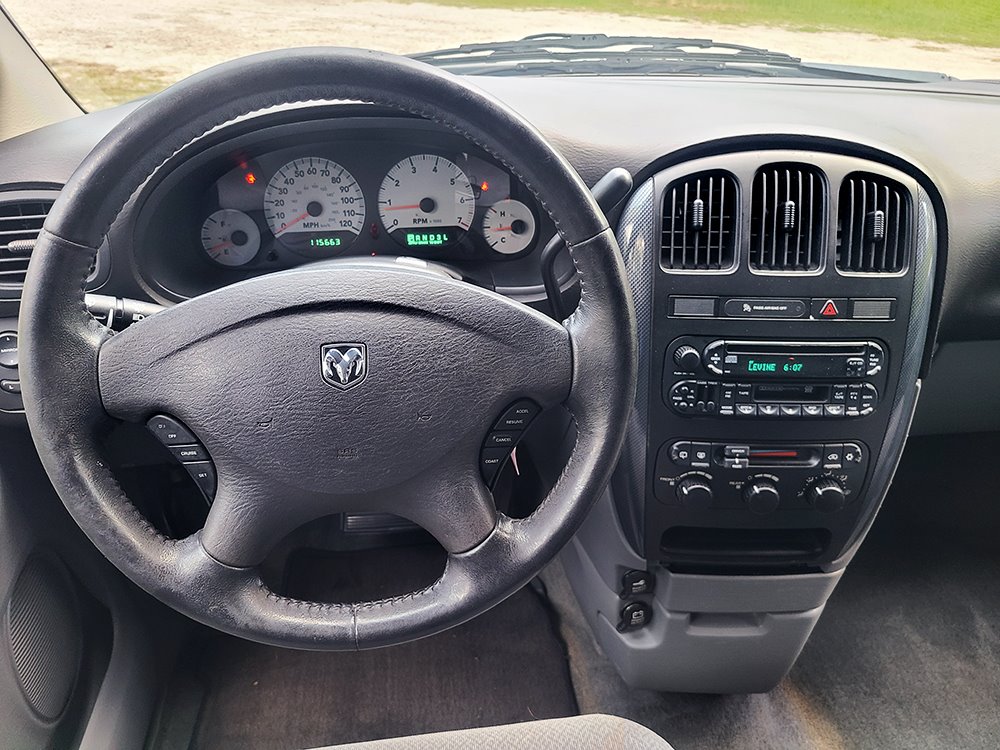 2005 Dodge Grand Caravan SXT photo