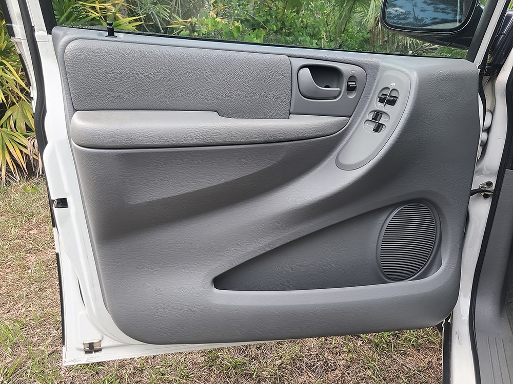2005 Dodge Grand Caravan SXT photo