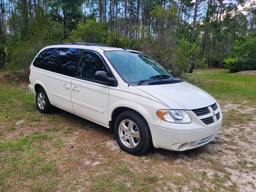 2005 Dodge Grand Caravan SXT photo