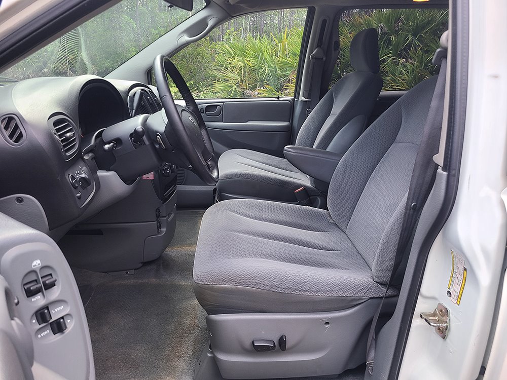 2005 Dodge Grand Caravan SXT photo