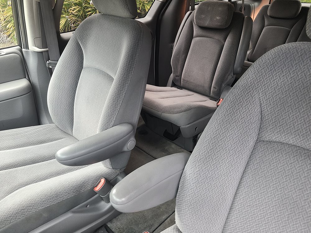 2005 Dodge Grand Caravan SXT photo