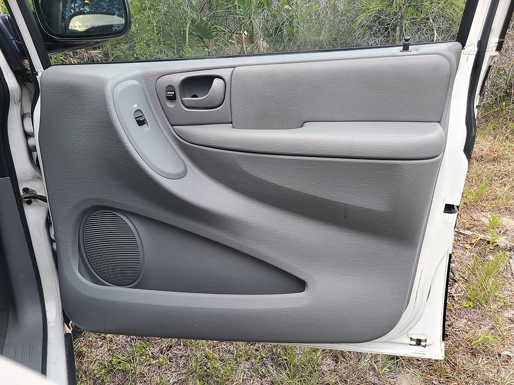 2005 Dodge Grand Caravan SXT photo