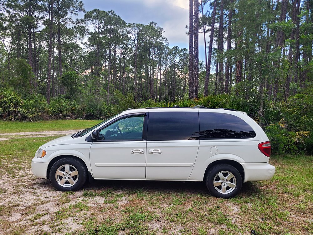 2005 Dodge Grand Caravan SXT photo