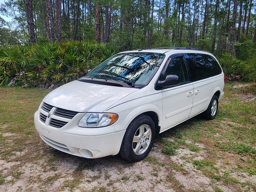 2005 Dodge Grand Caravan SXT photo