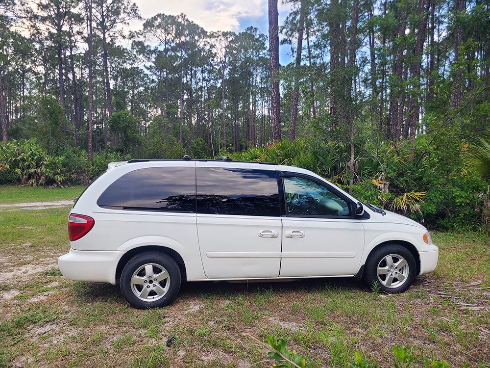 2005 Dodge Grand Caravan SXT photo
