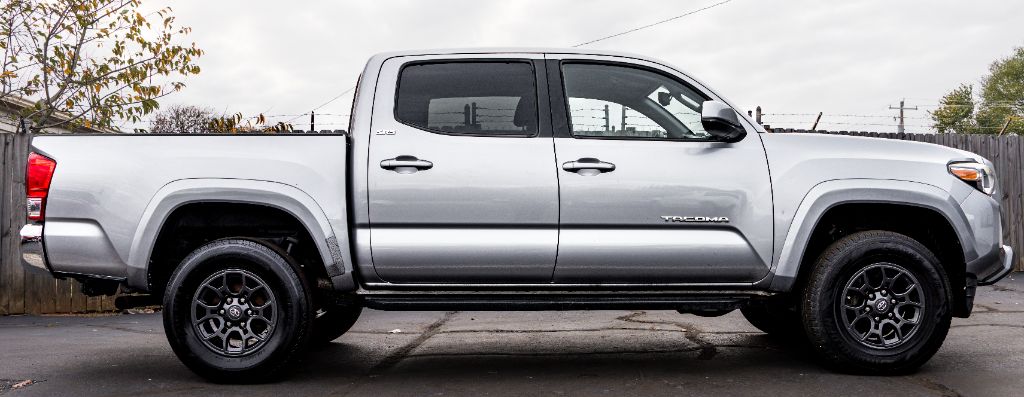 2017 Toyota Tacoma SR5 photo