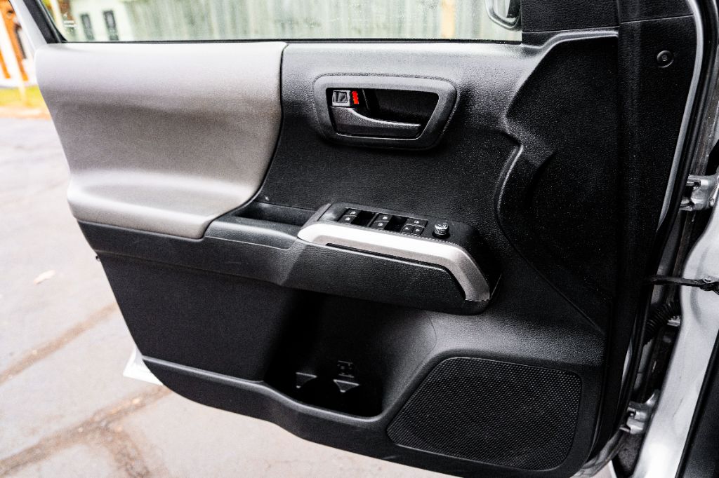 2017 Toyota Tacoma SR5 photo