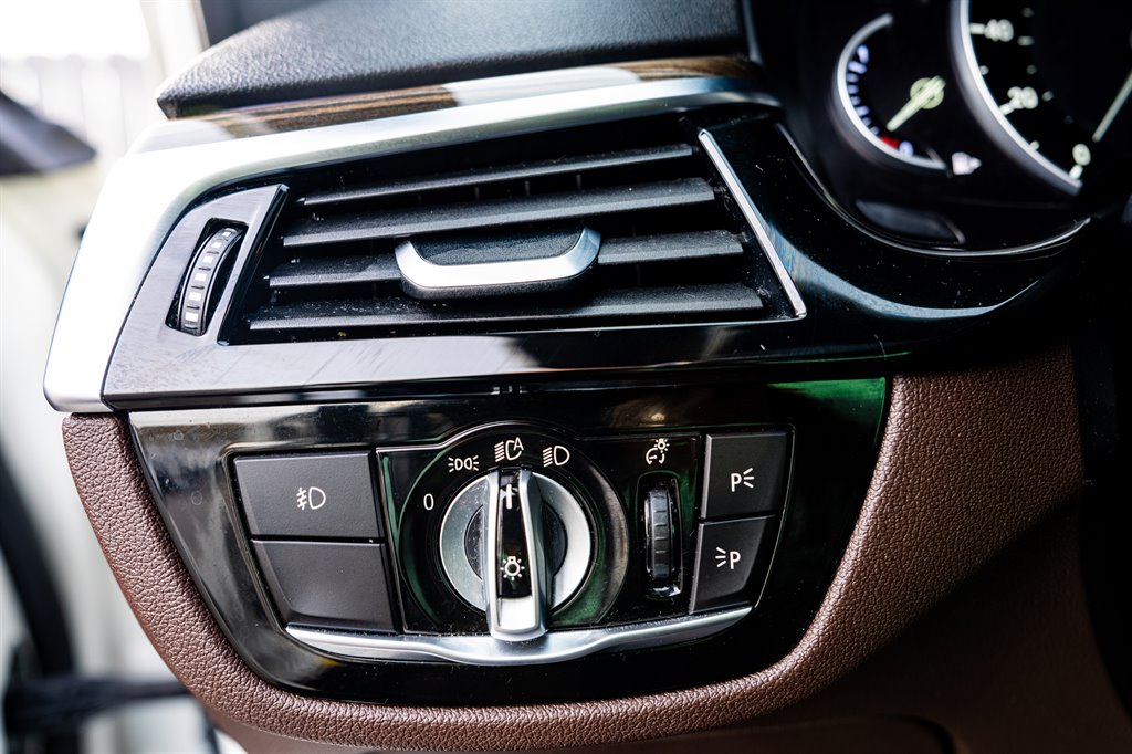2017 BMW 5-Series 530i photo