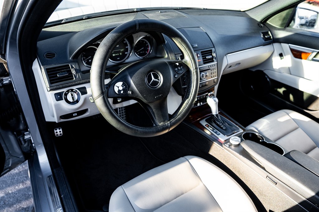 2011 Mercedes-Benz C-Class C300 Luxury photo