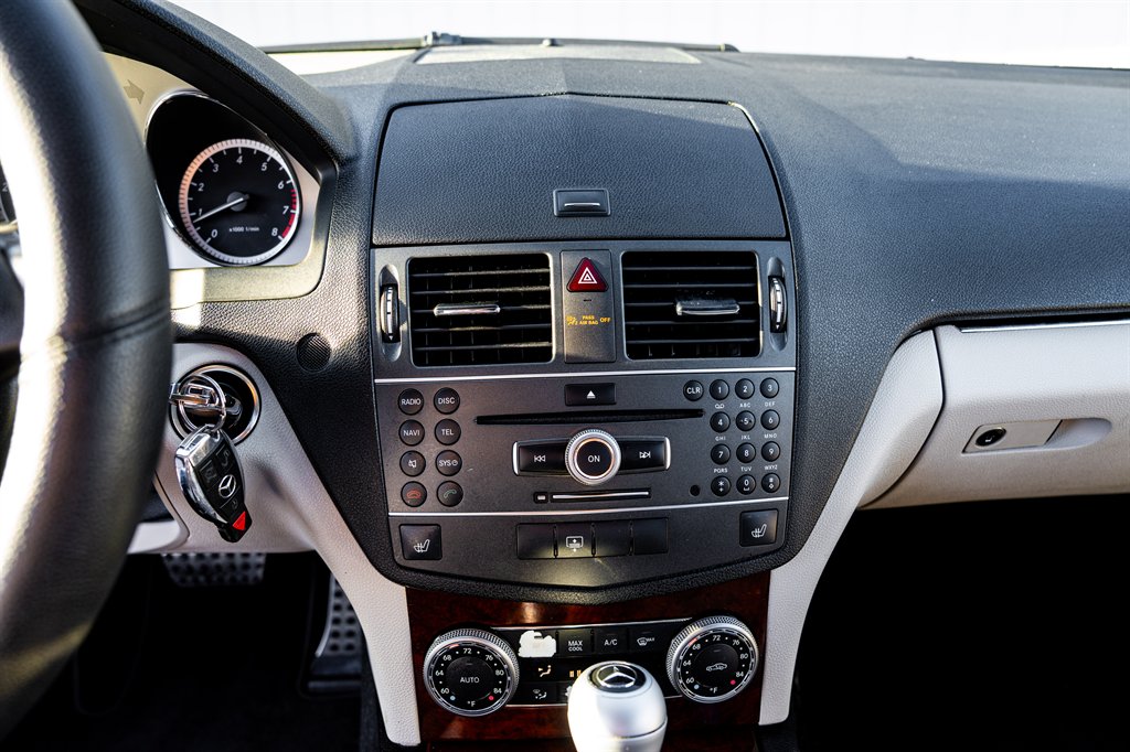 2011 Mercedes-Benz C-Class C300 Luxury photo