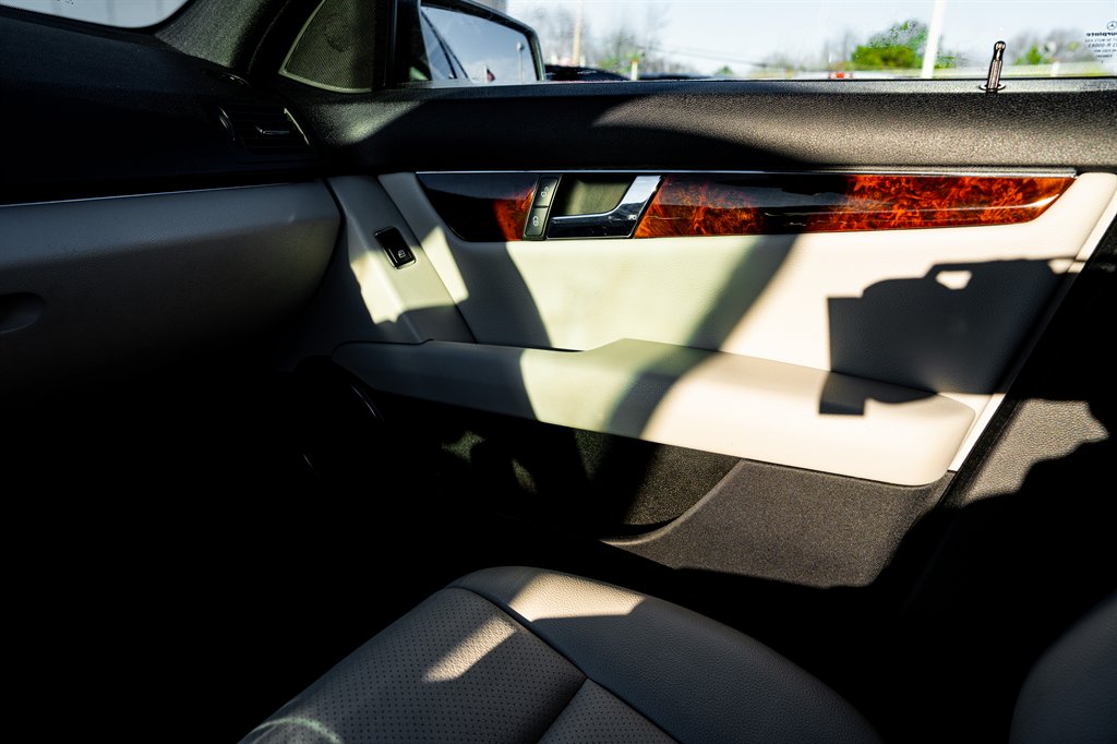 2011 Mercedes-Benz C-Class C300 Luxury photo