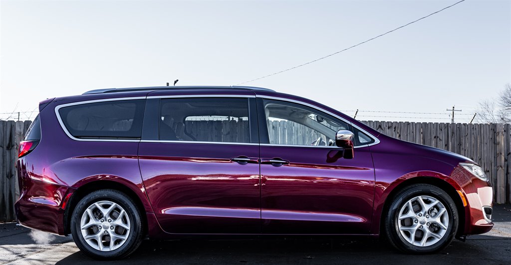 2020 Chrysler Pacifica Limited photo