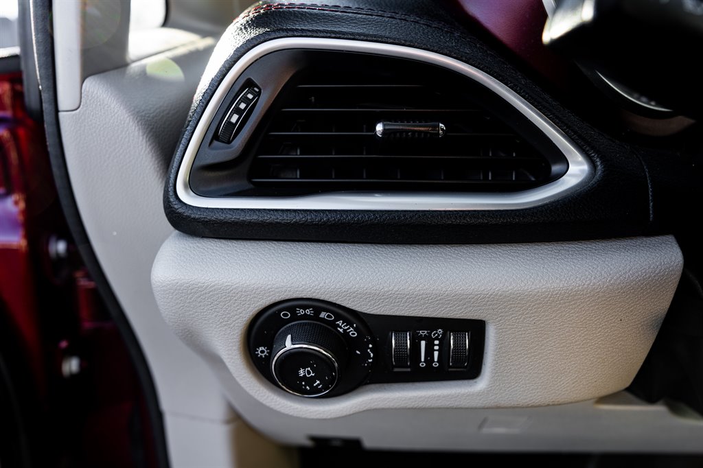 2020 Chrysler Pacifica Limited photo