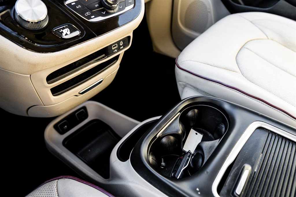 2020 Chrysler Pacifica Limited photo