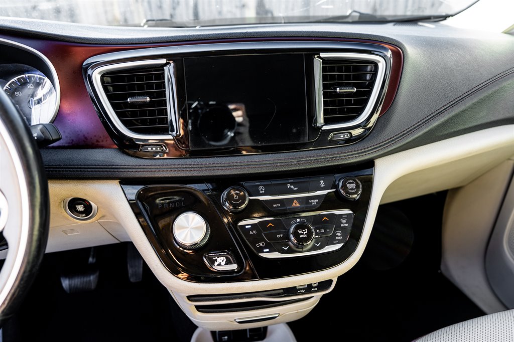 2020 Chrysler Pacifica Limited photo
