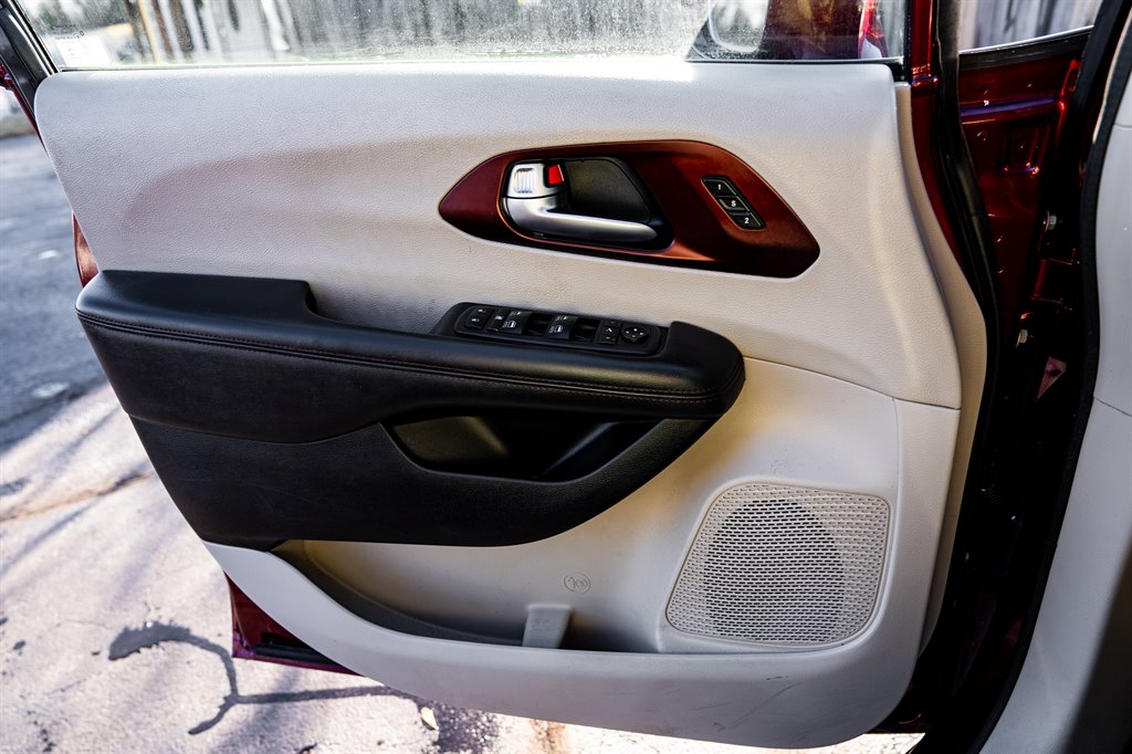 2020 Chrysler Pacifica Limited photo