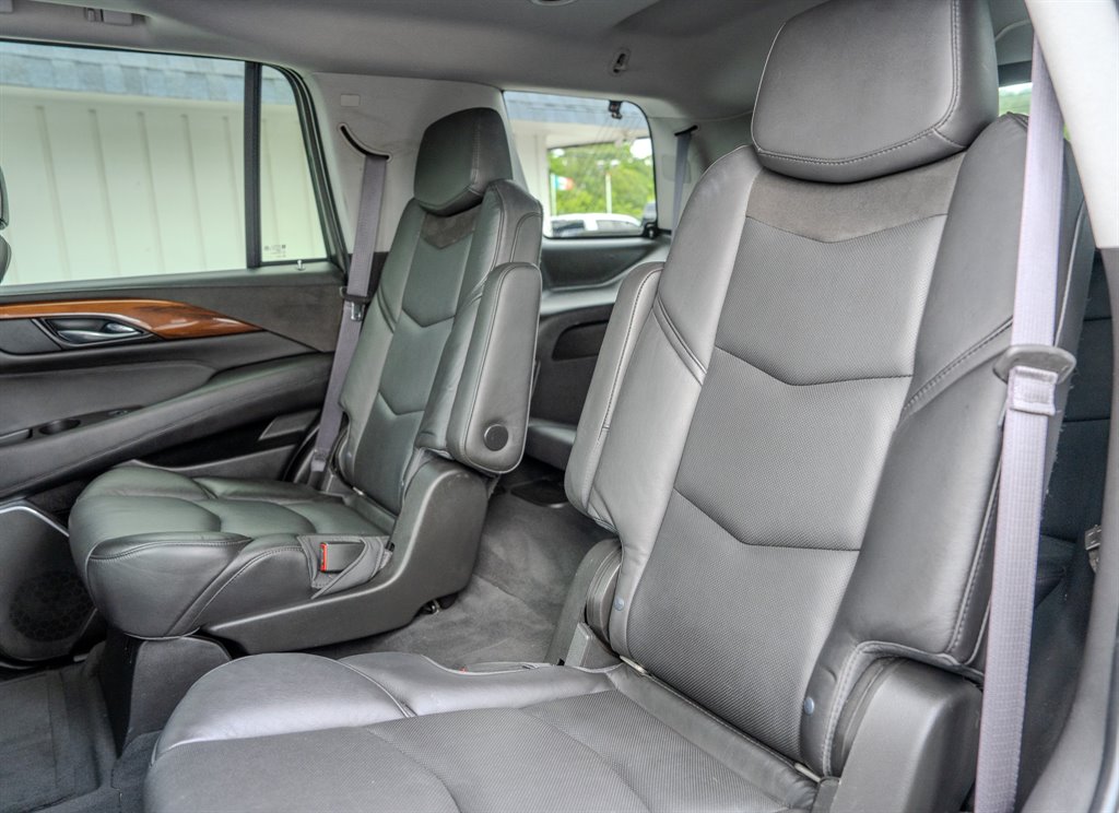 2016 Cadillac Escalade Luxury photo