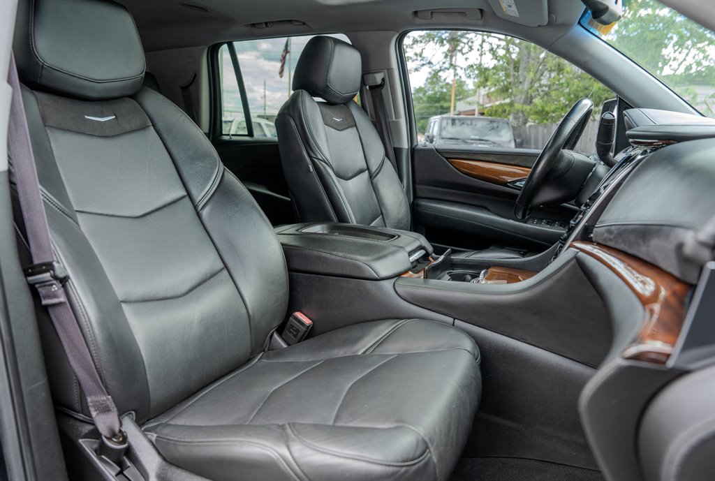 2016 Cadillac Escalade Luxury photo