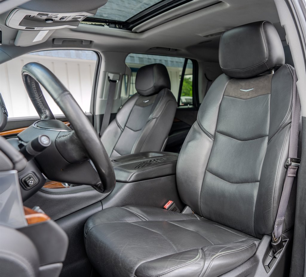 2016 Cadillac Escalade Luxury photo