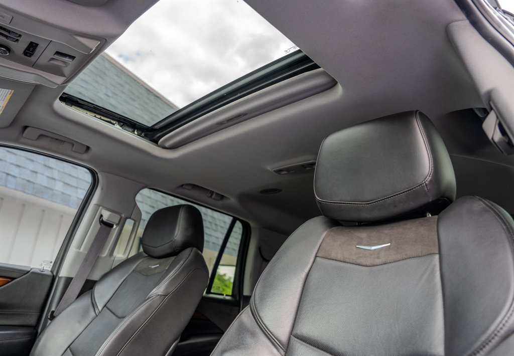 2016 Cadillac Escalade Luxury photo