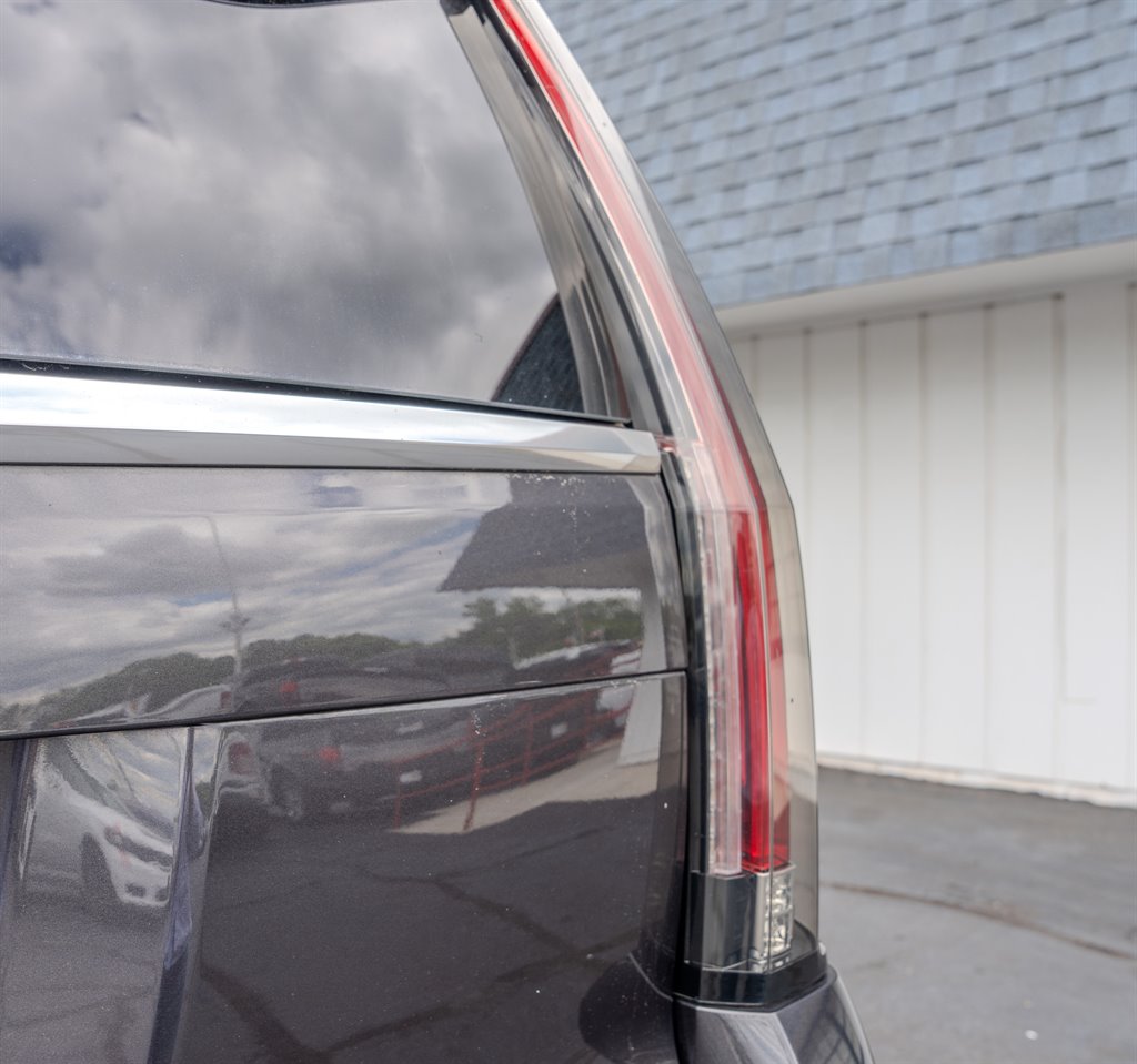 2016 Cadillac Escalade Luxury photo
