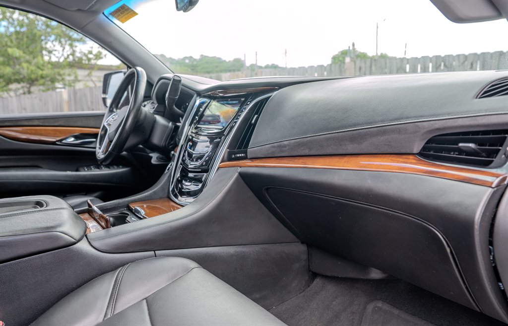 2016 Cadillac Escalade Luxury photo