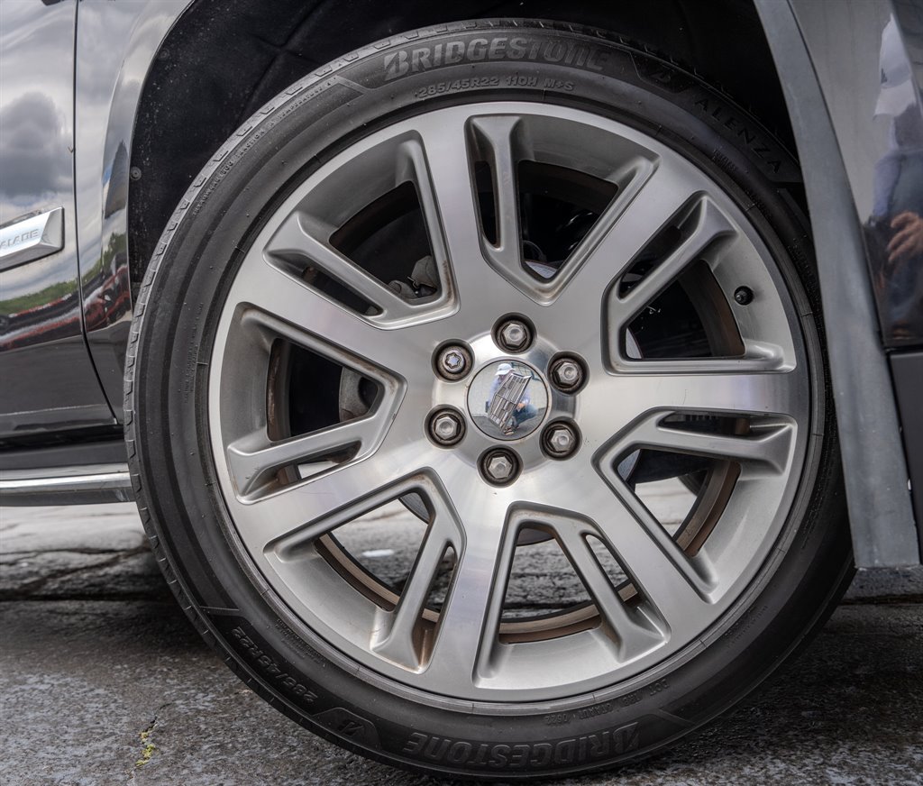 2016 Cadillac Escalade Luxury photo