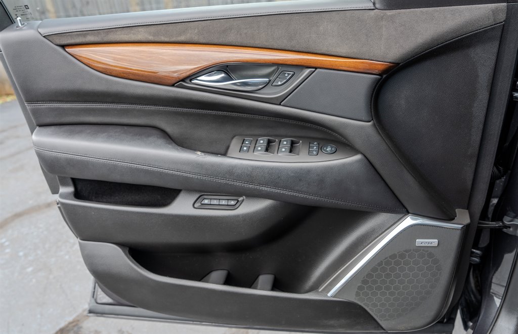 2016 Cadillac Escalade Luxury photo