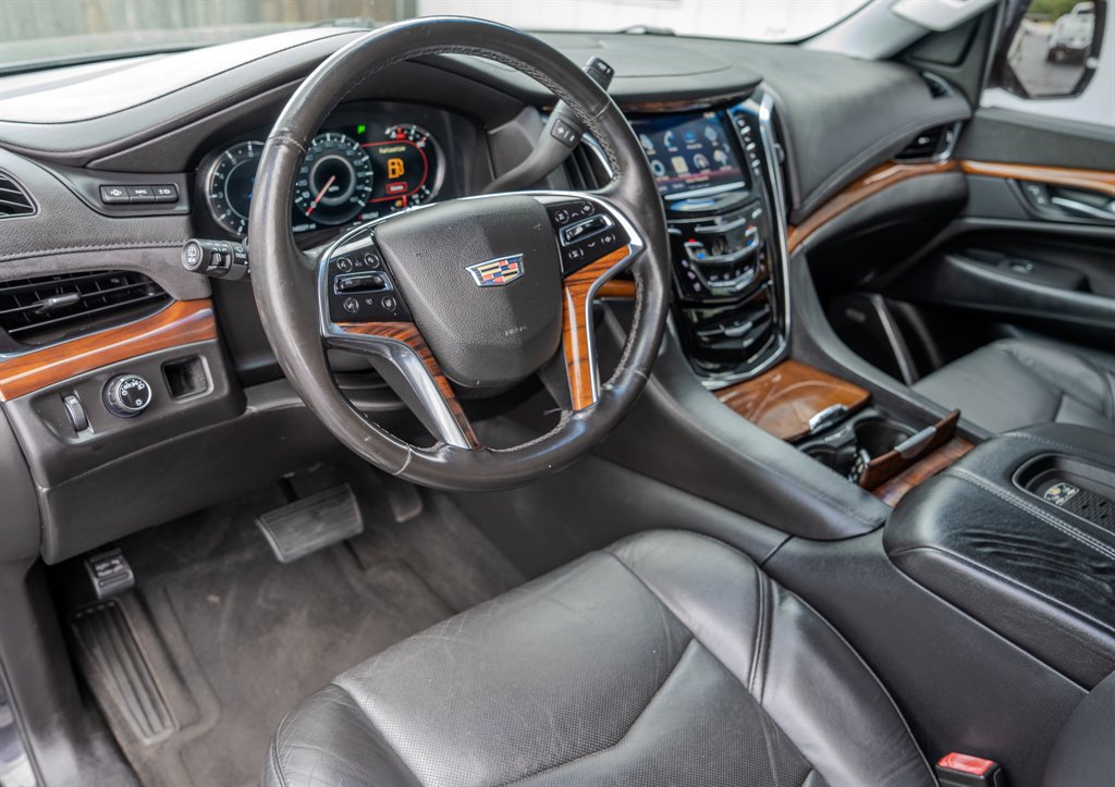 2016 Cadillac Escalade Luxury photo