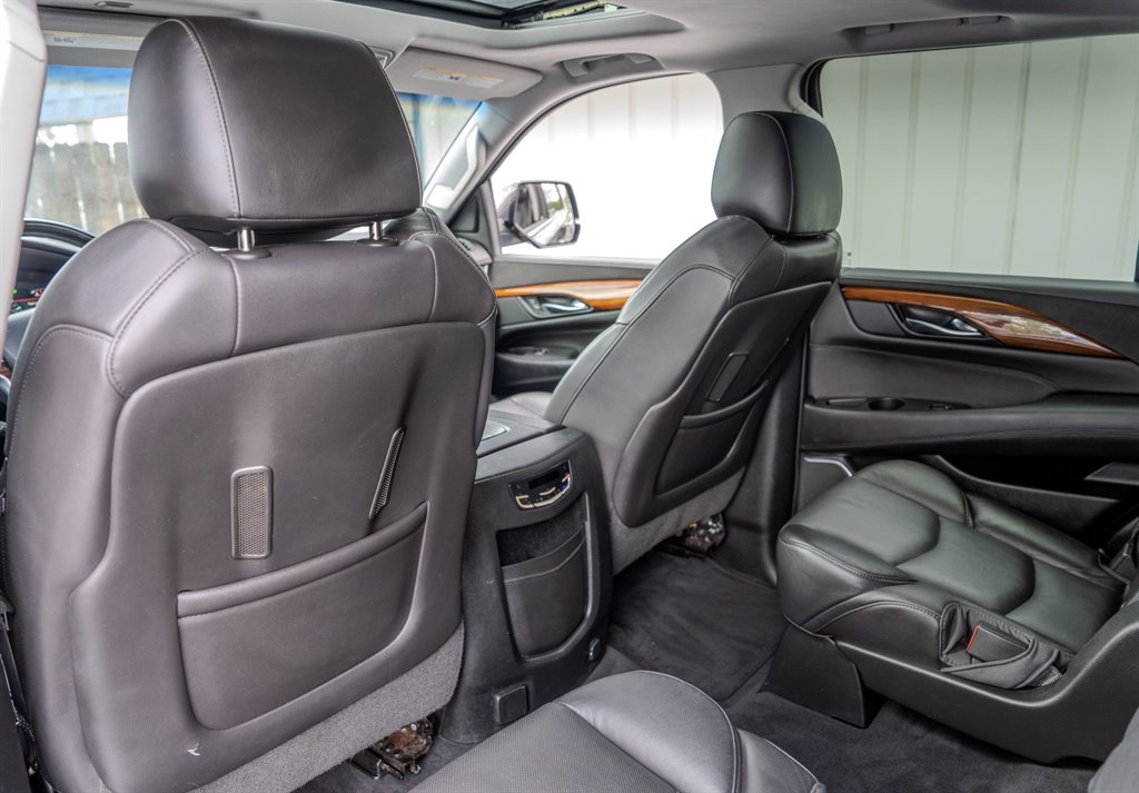2016 Cadillac Escalade Luxury photo