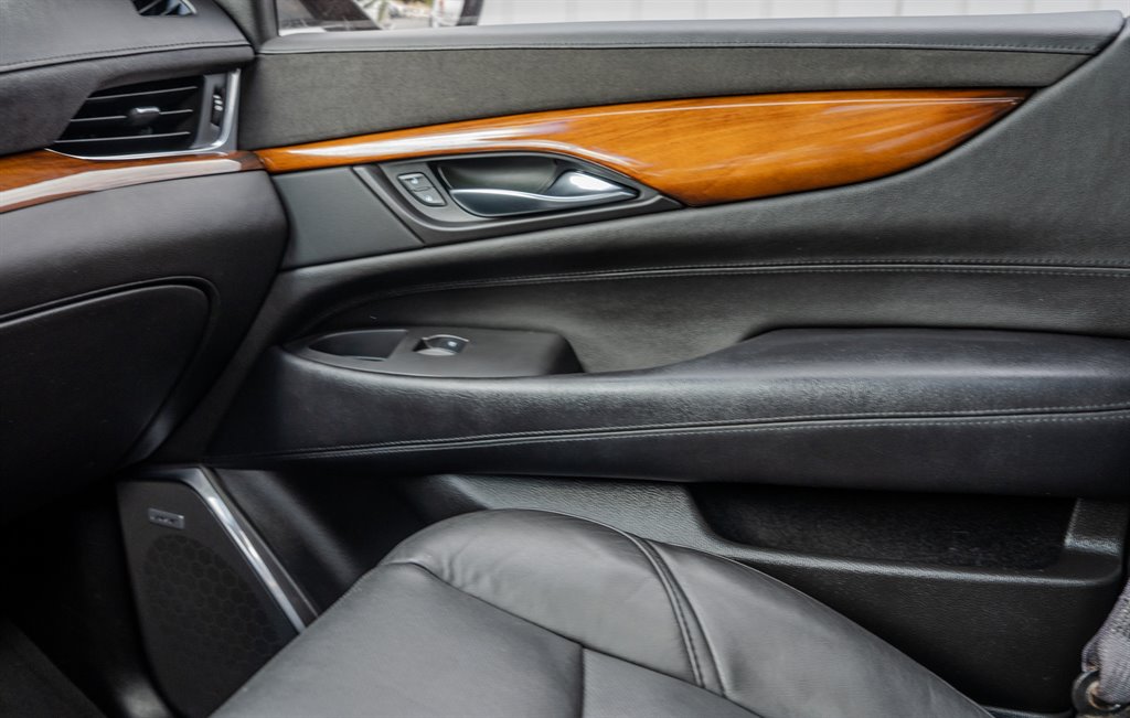 2016 Cadillac Escalade Luxury photo