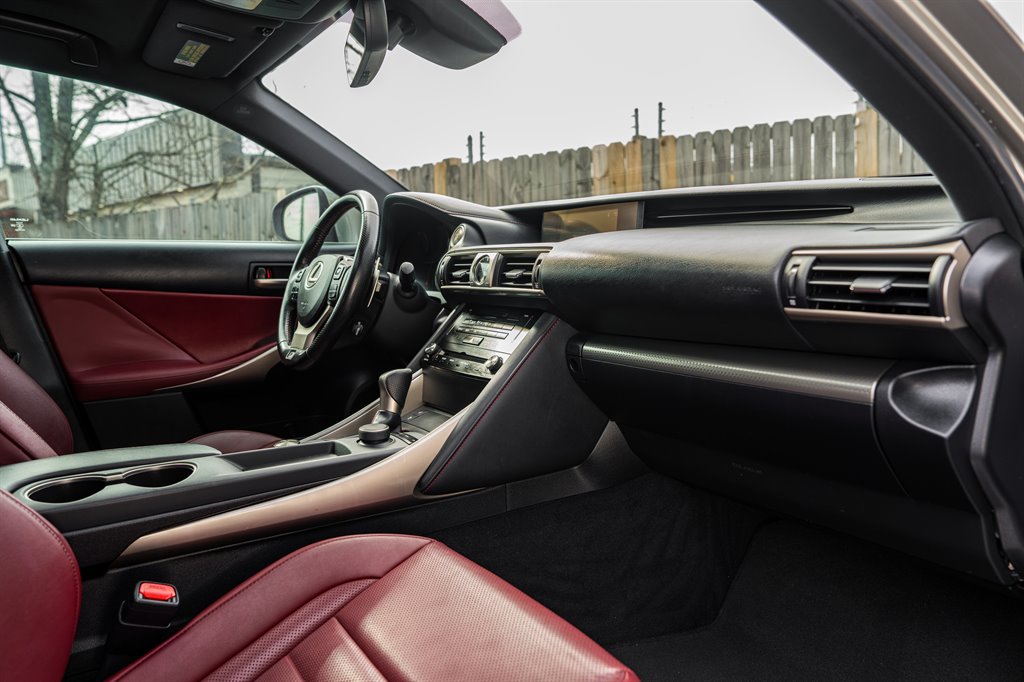 2017 Lexus IS 00t photo