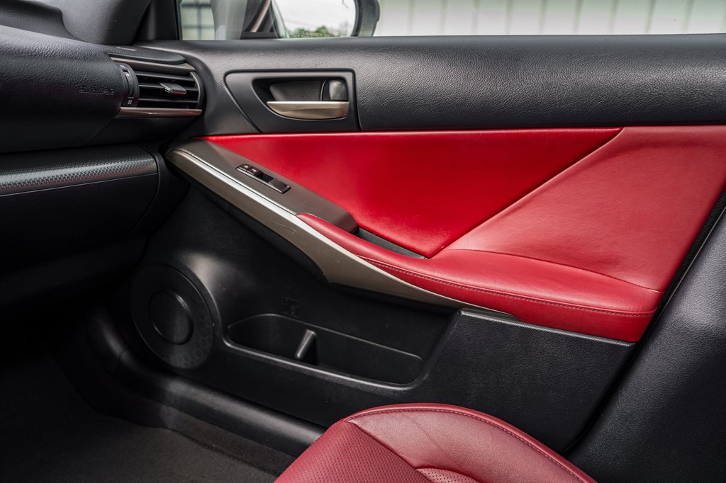 2017 Lexus IS 00t photo