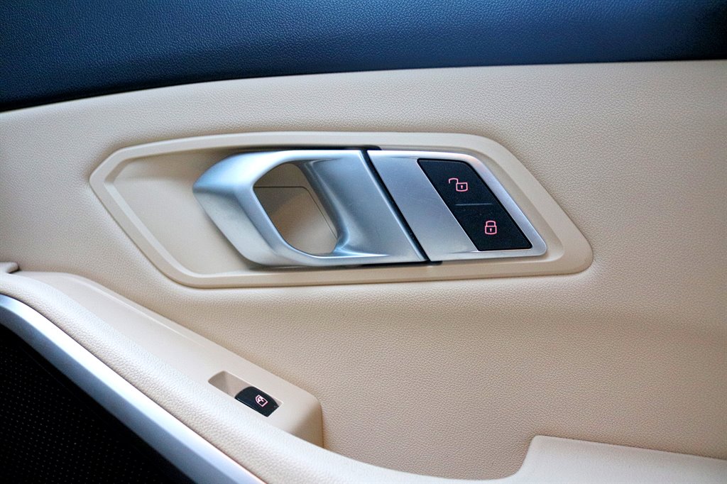 2020 BMW 3-Series 330i photo