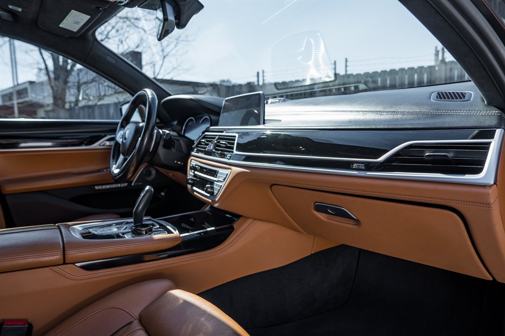 2018 BMW 7-Series 750i photo