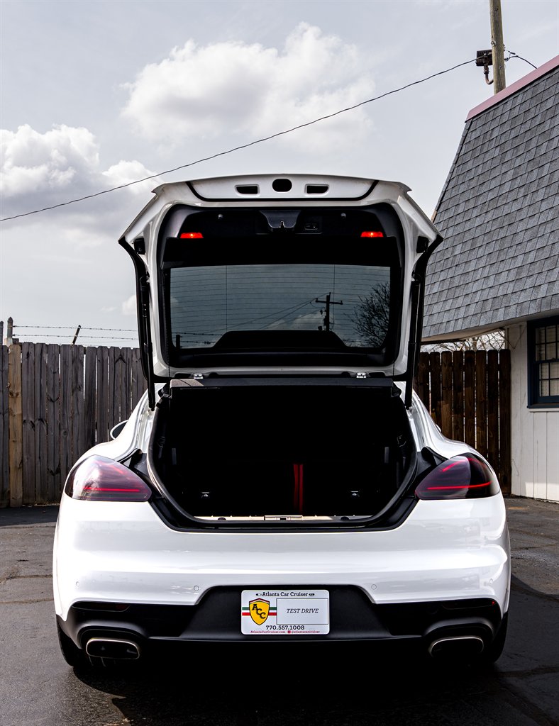 2016 Porsche Panamera 4 photo