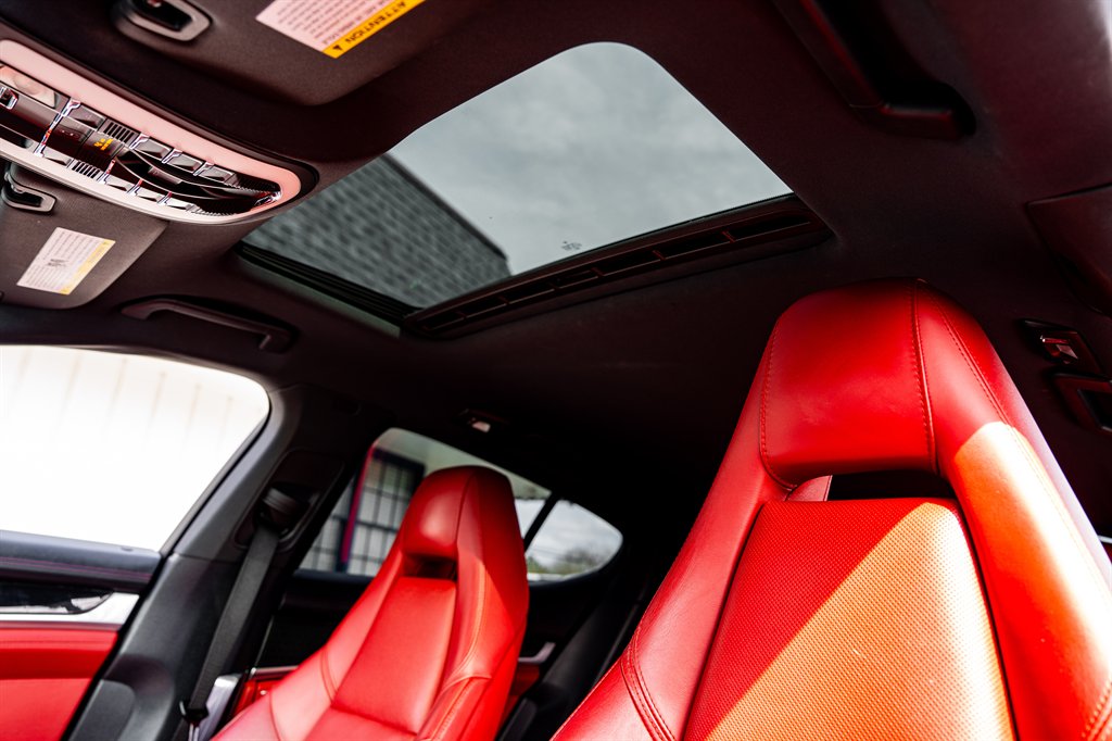 2016 Porsche Panamera 4 photo
