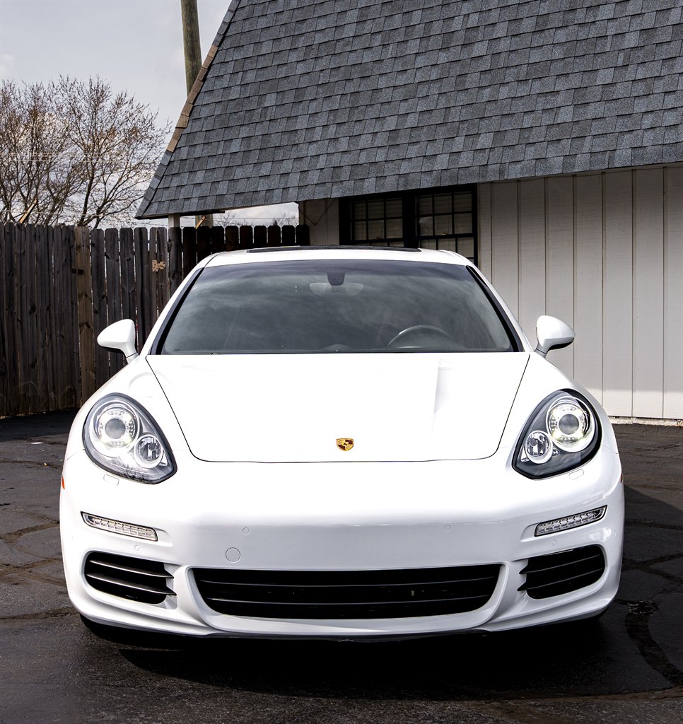 2016 Porsche Panamera 4 photo