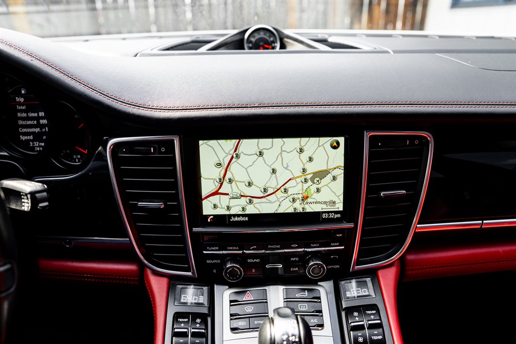 2016 Porsche Panamera 4 photo