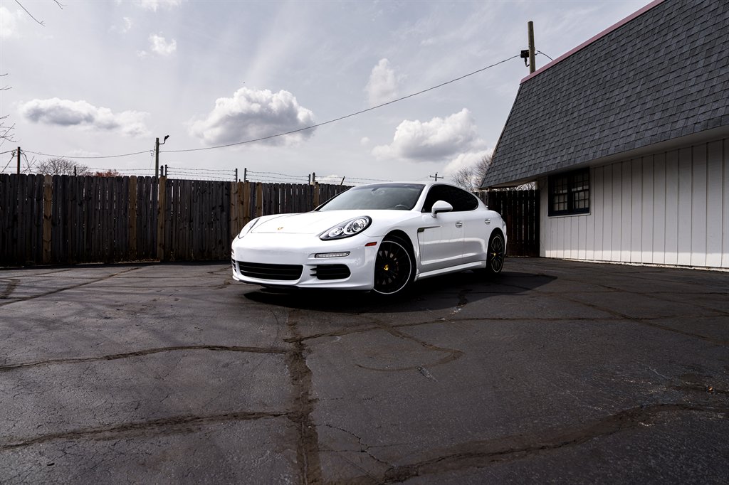 2016 Porsche Panamera 4 photo