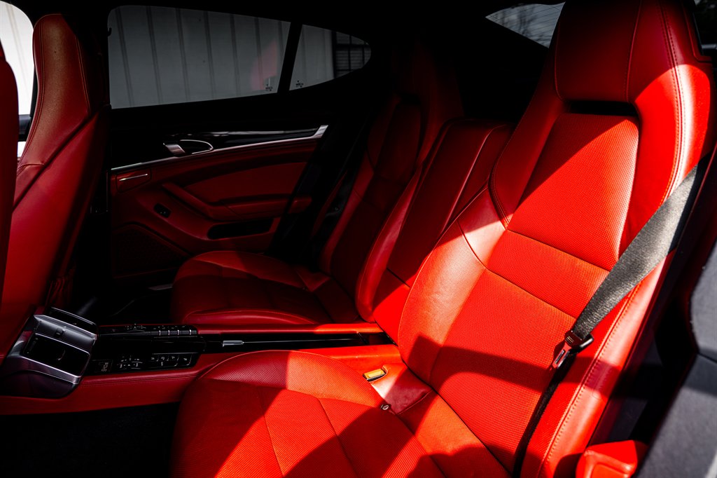 2016 Porsche Panamera 4 photo