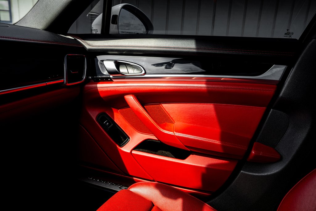 2016 Porsche Panamera 4 photo